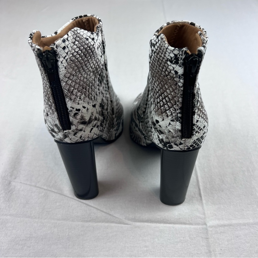 Qupid Women Snakeskin print Bootie 8.5 Faux Leather Point J Toe Black Ivory - Picture 2 of 11